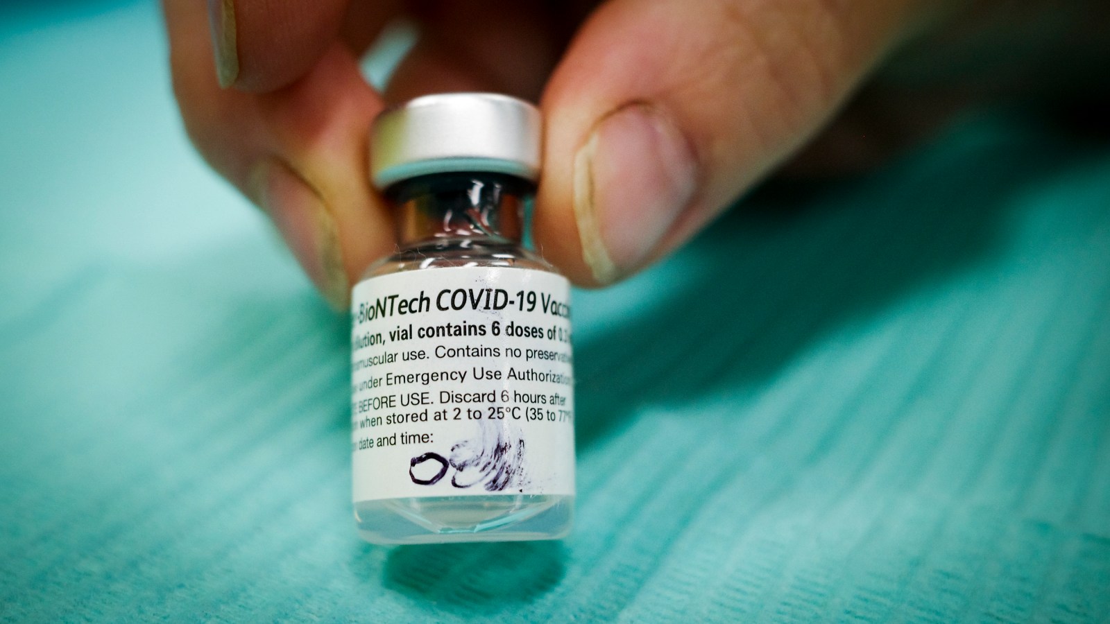 Photo: winnipegfreepress.com Alberta Keeps $100 COVID-19 Vaccine Fee Ahead of Fall Flu Campaign