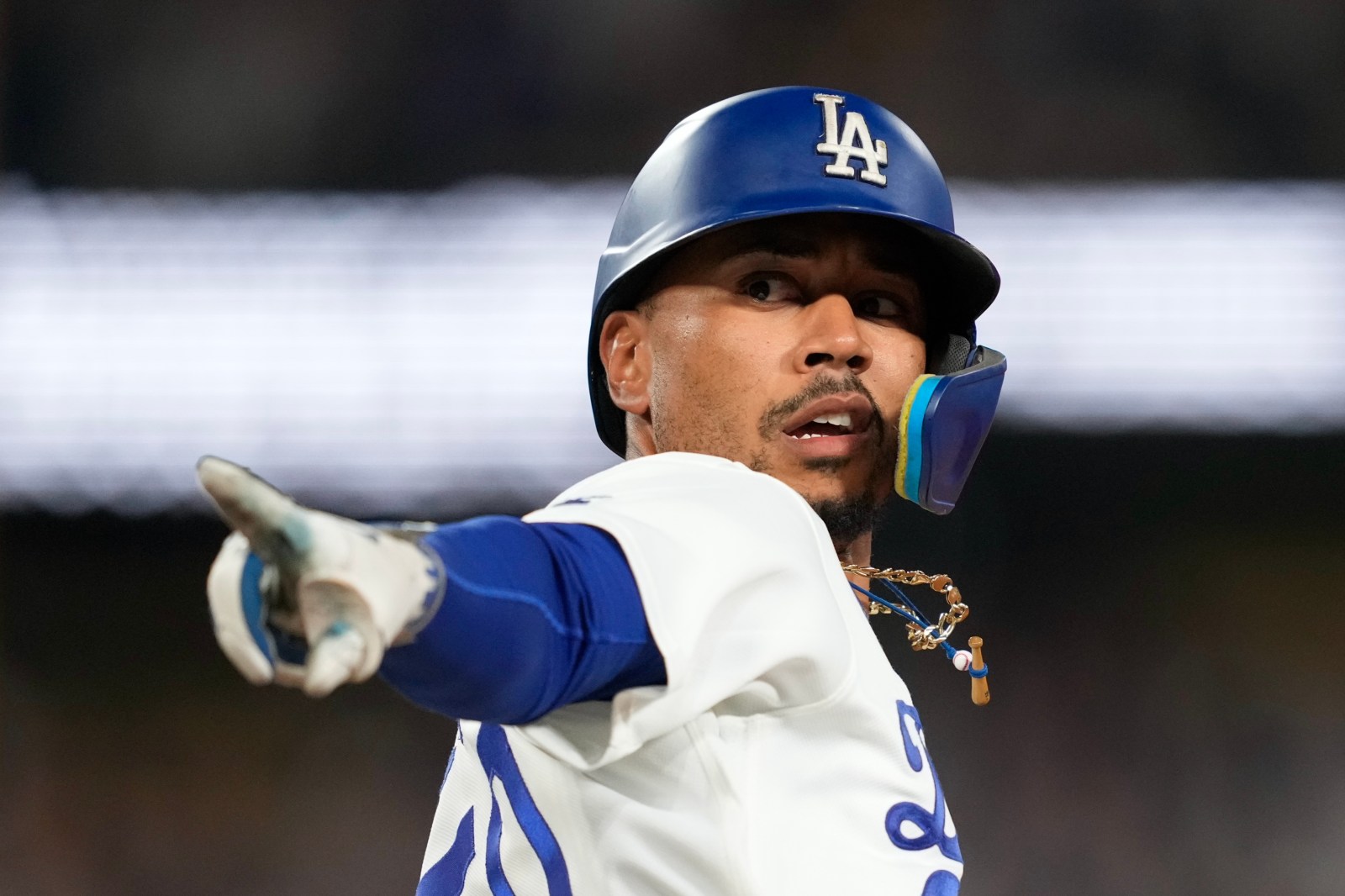 Mookie Betts homers twice and Dodgers hit 4 in 8th inning of 8-2 win over Giants
