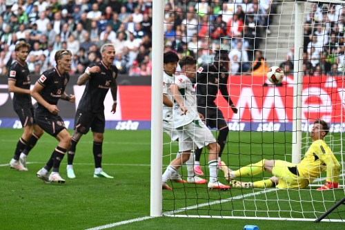 Mainz's Danny da Costa, second right, scores during the German Bundesliga soccer match between Borussia Moenchengladbach and 1. FSV Mainz 05 in Moenchengladbach, Germany, Saturday, Sept. 19, 2026. (Federico Gambarini/dpa via AP)