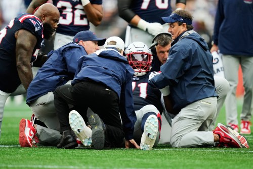 New England Patriots head coach Mike Vrabel watches as trainers check on New England Patriots guard Mike Onwenu (71) after he was injured during the first half of an NFL football game against the Pittsburgh Steelers, Sunday, Sept. 20, 2026, in Foxboro, Mass. (AP Photo/Charles Krupa)