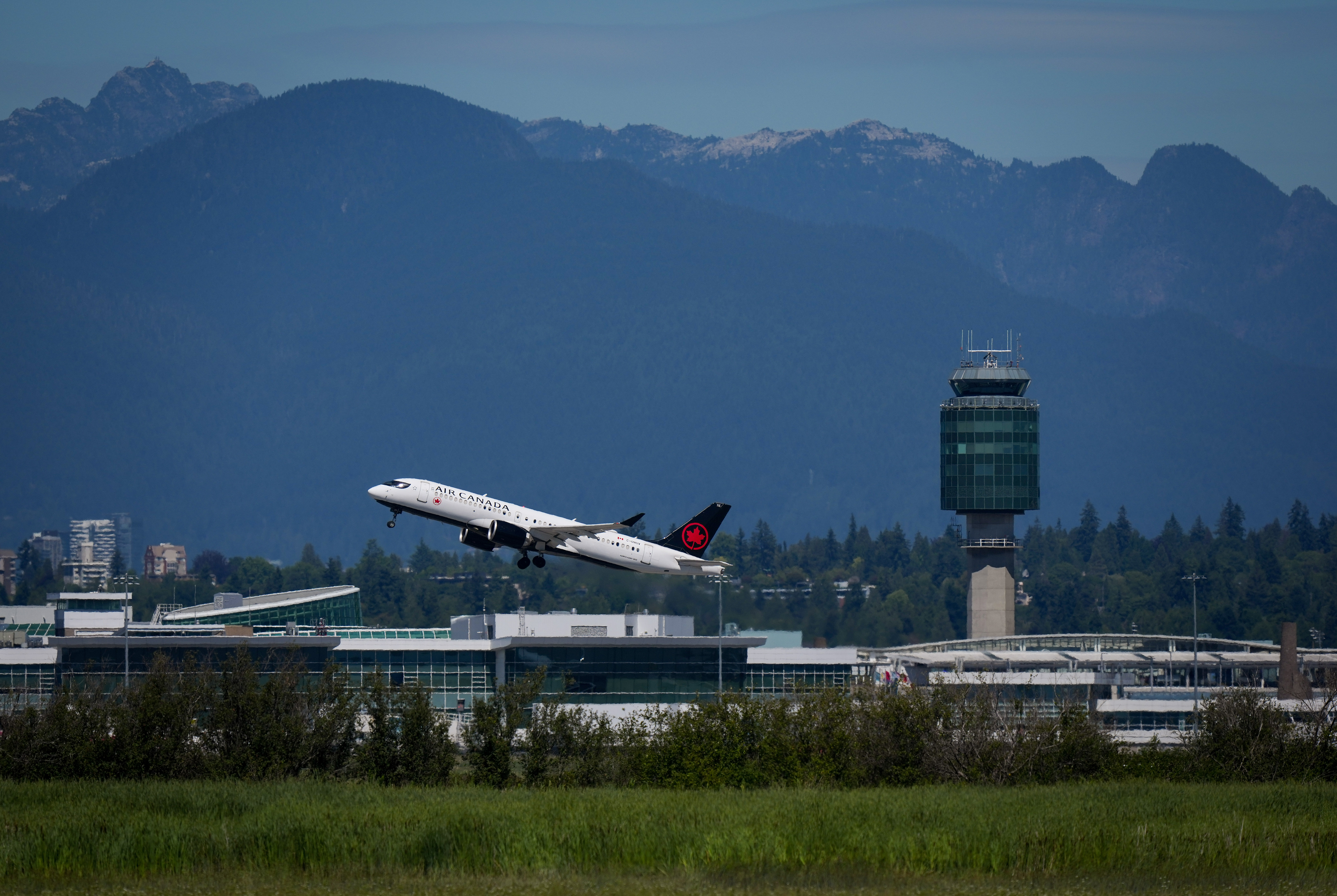 Poll finds some support for private airport operators, but more than a quarter unsure