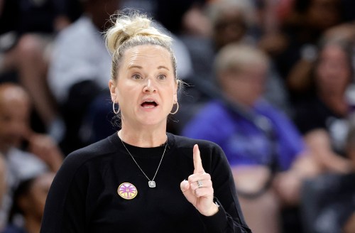 Los Angeles Sparks head coach Lynne Roberts calls out to players during the first half of an WNBA basketball game between the Las Vegas Aces and the Los Angeles Sparks Tuesday, Sept. 22, 2026, in Las Vegas. (Steve Marcus/Las Vegas Sun via AP)