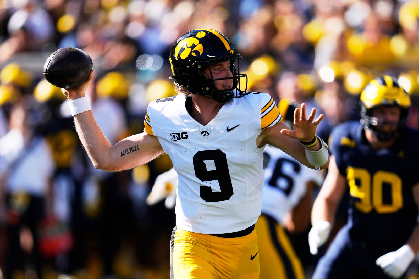 No. 17 Iowa beats No. 18 Michigan 20-19 last play on Brown 2nd touchdown pass to Vander Zee