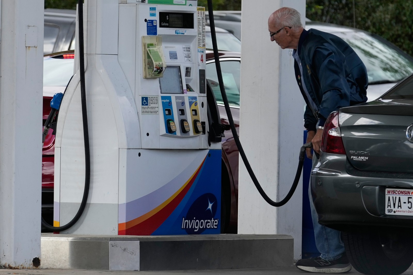 winnipegfreepress.com - David A. Lieb And Julie Carr Smyth, The Associated Press - High gas prices are spurring states to waive taxes and regulations amid midterm election
