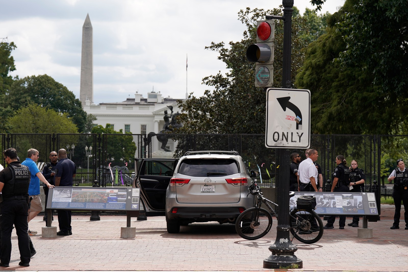 Federal panel approves design for underground White House visitor screening center