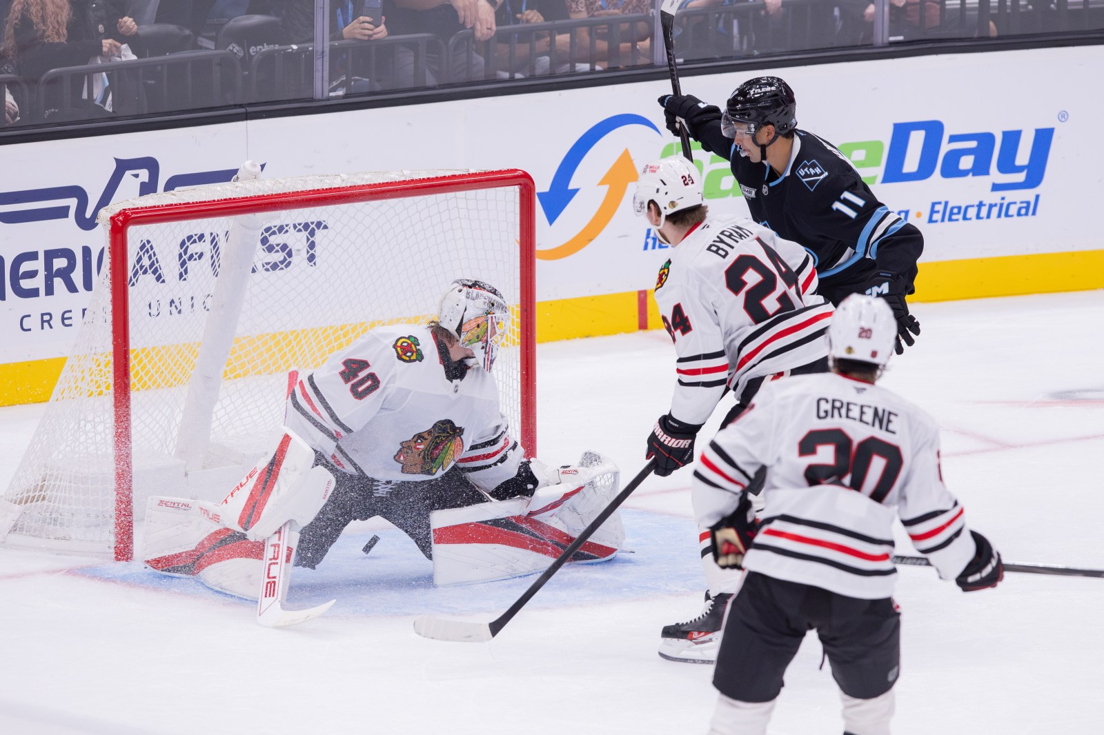 Dylan Guenther scores two power‑play goals as Utah Mammoth blank Chicago Blackhawks 6‑0