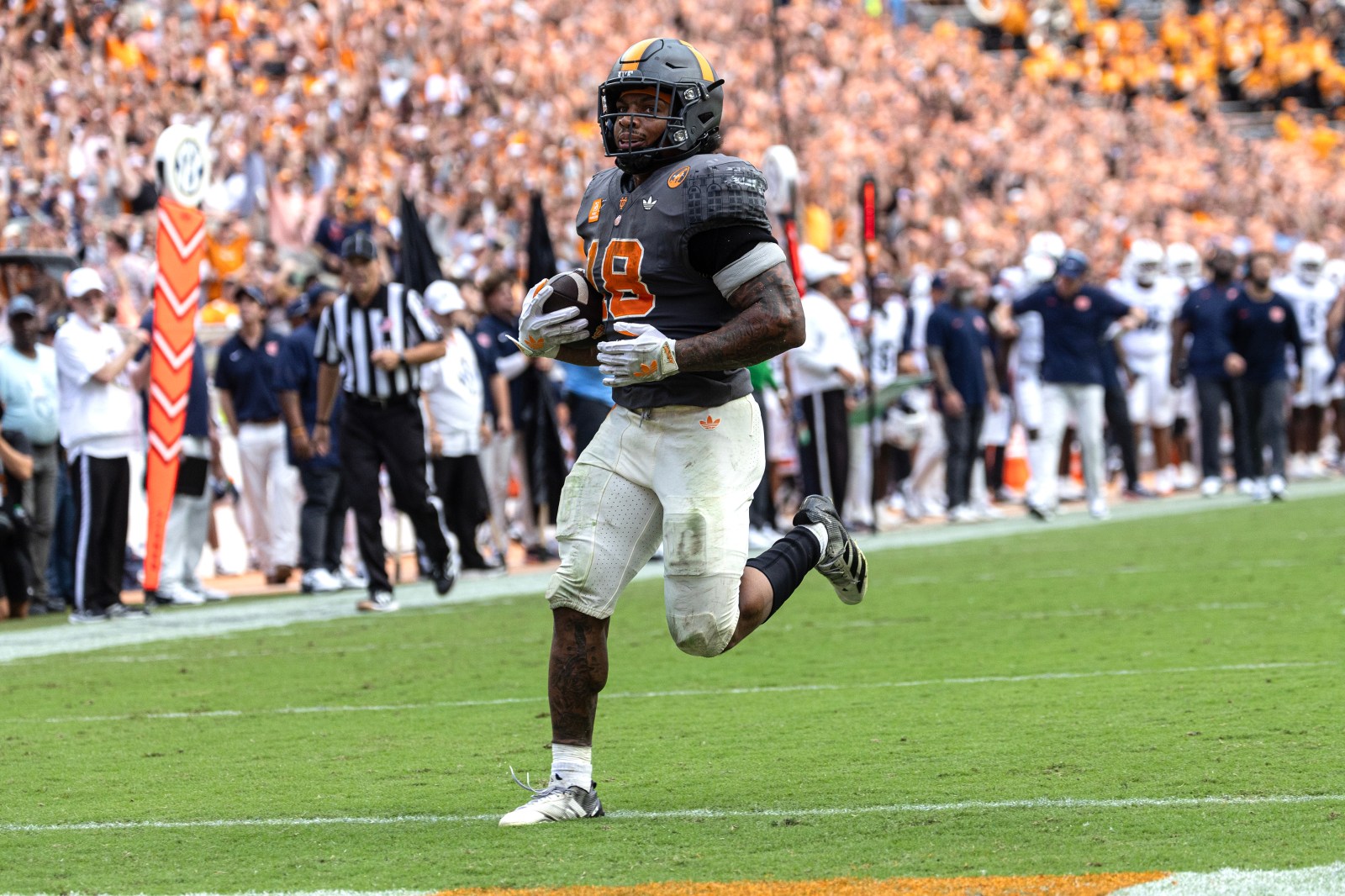 DeSean Bishop rushes for 220 yards, 3 TDs as No. 17 Tennessee beats Auburn 24-14