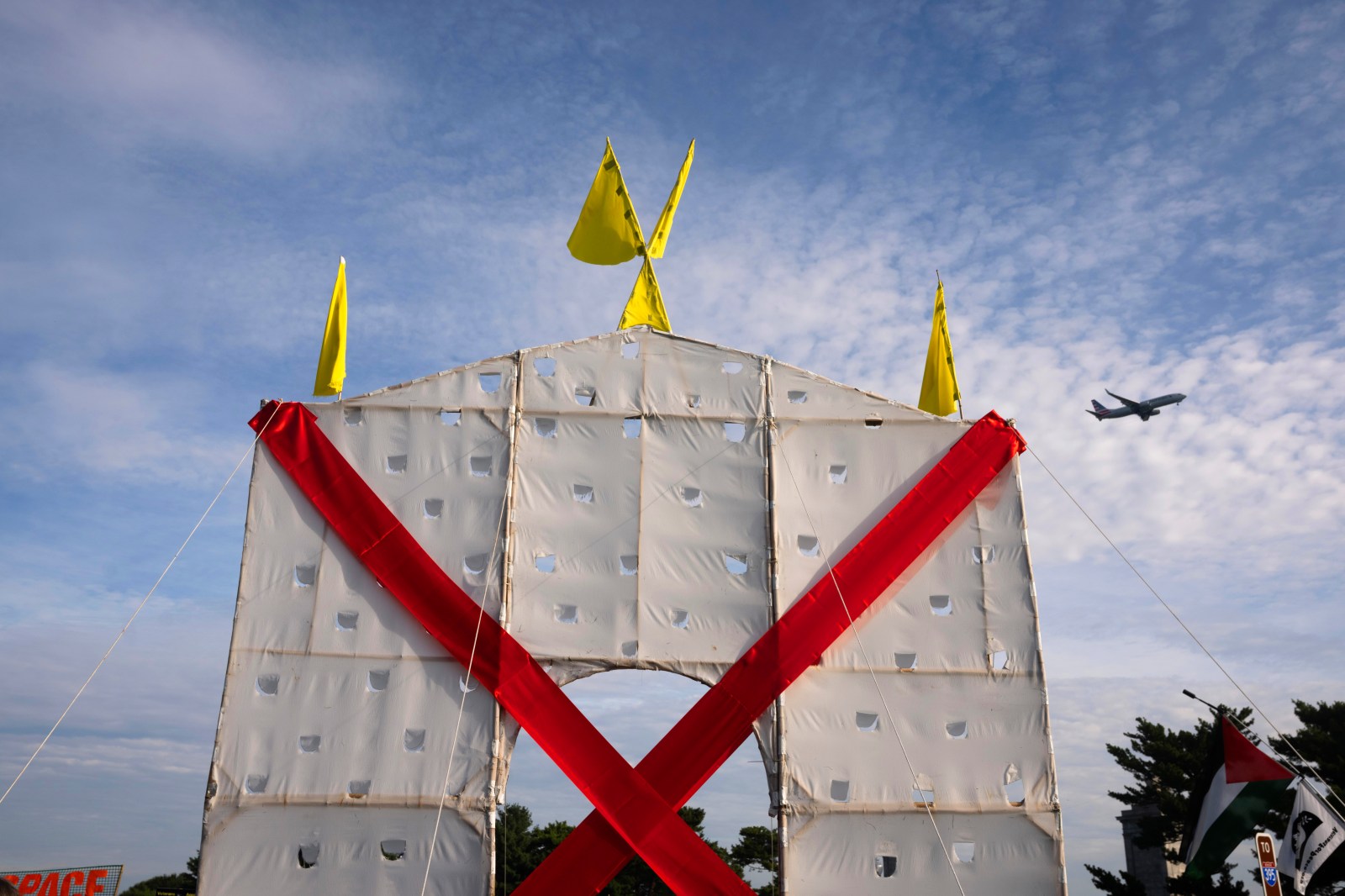 Flight attendants union raises safety concerns over 250‑foot arch near Reagan National