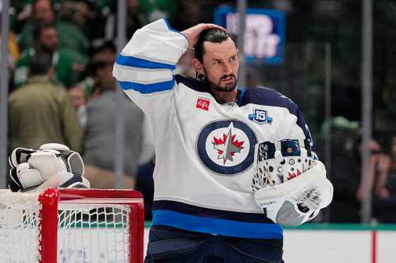 Jets GM Kevin Cheveldayoff shouldn’t cave to Connor Hellebuyck’s trade demand until the right deal is offered. (Tony Gutierrez / The Associated Press files)