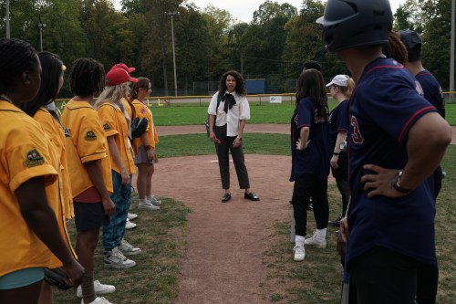 Jess Salgueiro and the cast of the series  