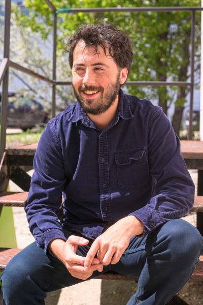 Mike Sudoma/Free Press
                                Singer/Songwriter Sam Singer performs at Sidestage tonight, providing local support for Albertans Starpainter and Carter Felker.