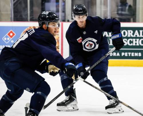 JOHN WOODS / FREE PRESS FILES
                                Winnipeg Jets centre Mark Scheifele (right) is chasing his mentor Dale Hawerchuk for a number of franchise records this season and is in line to play his 1,000th NHL game in December.