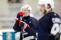 MIKAELA MACKENZIE / FREE PRESS FILES
                                Winnipeg Jets forward Viggo Bjorck (left) makes his NHL debut tonight in the second-line centre role between Isak Rosen and Gabriel Vilardi.