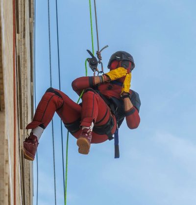 MIKE DEAL / FREE PRESS
                                Olympian, Justin Duff, dressed as Deadpool rappels down the side of the HSC Children&rsquo;s Hospital where his daughter had life-saving surgery in 2021 during the fifth anniversary of the Suspended Superheroes event Friday afternoon.