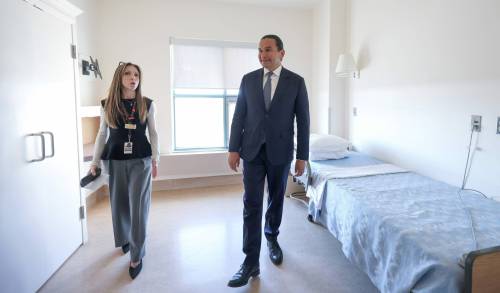 RUTH BONNEVILLE / FREE PRESS
                                LOCAL - kinew / health care Photo of Arle Jones, chief operating officer, Deer Lodge Centre as she shows Premier Wab Kinew one of the new rooms that has opened on the 6th floor at Deer Lodge recently. Story: Premier Wab Kinew and his Mp&rsquo;s hold press conference at Deer Lodge about Increasing health-care capacity with Health, Tuesday. Oct 6th, 2026