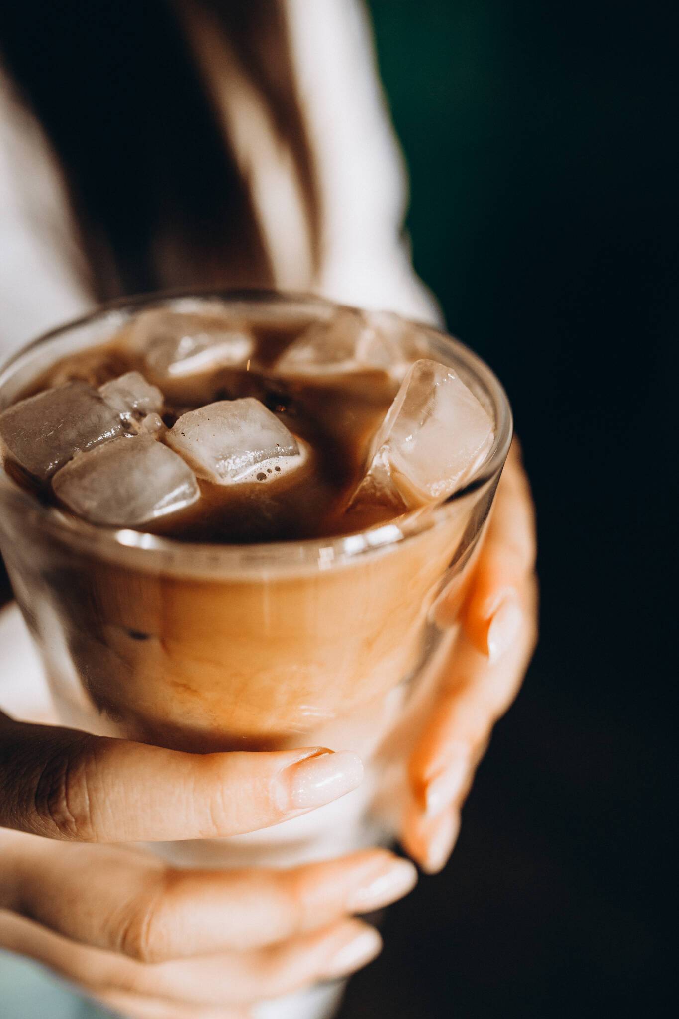 Le café glacé en entrevue : un sujet de discorde sur le professionnalisme