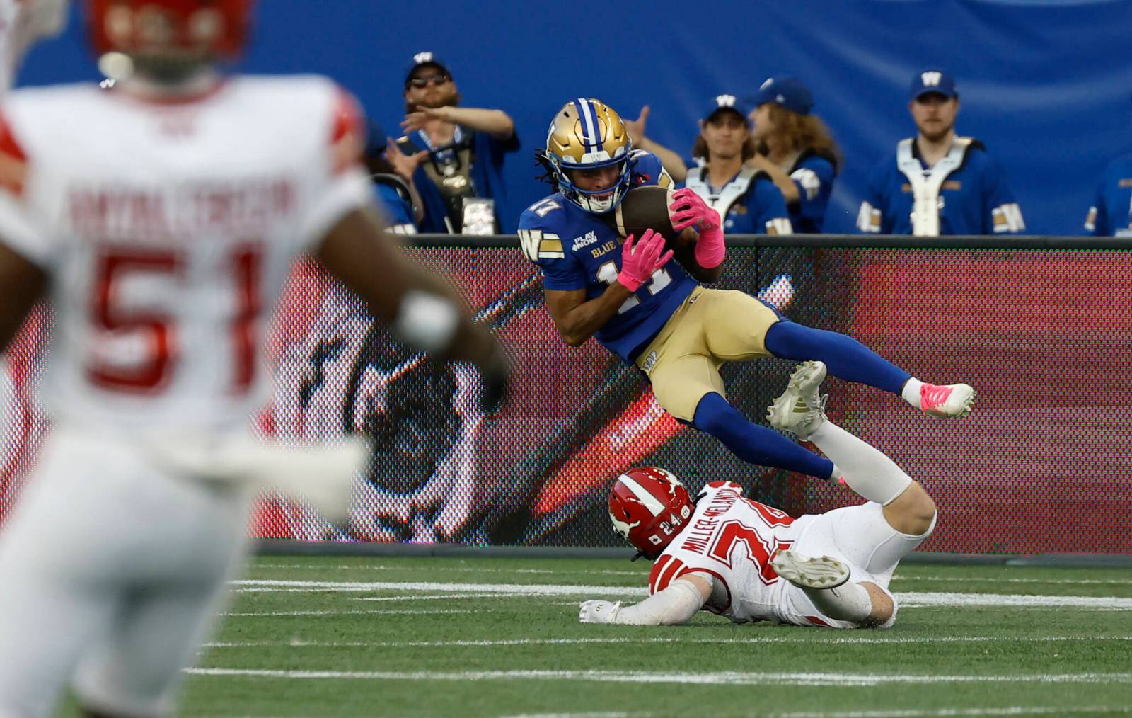 Blue Bombers Beat Stampeders 33-28 to Boost Playoff Hopes