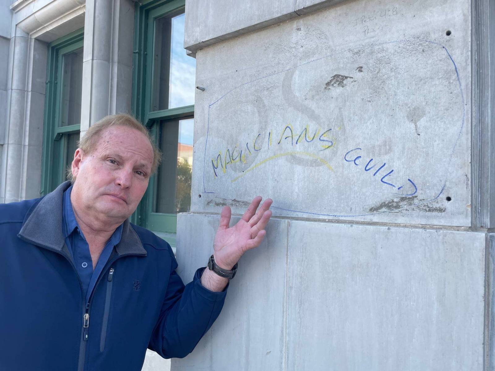 Escape artist Dean Gunnarson offers $500 reward for missing magic‑history plaque