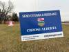 MELISSA MARTIN / FREE PRESS Lawn signs promoting both federalist and separatist views line public boulevards in Wainwright, Alta.