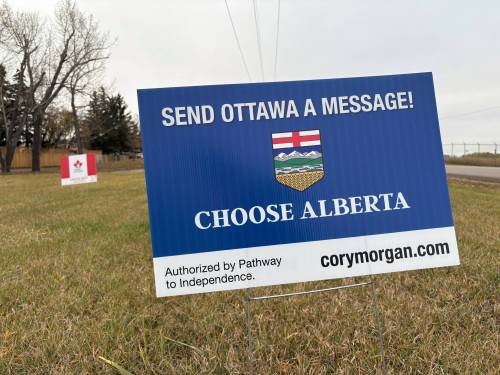 MELISSA MARTIN / FREE PRESS Lawn signs promoting both federalist and separatist views line public boulevards in Wainwright, Alta.