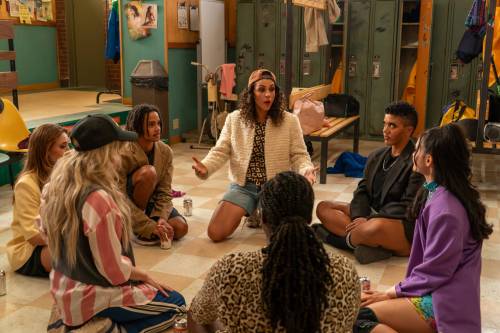 KRISTINA RUDDICK / SUPPLIED
Winnipeg’s
Jess Salgueiro
leads a
discussion
in a scene
from Slo
Pitch, which
premièred
on Crave last
month. New
episodes of
the mock- umentary
series will
stream
Fridays.