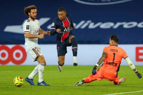 Thibault Camus / THE ASSOCAITED PRESS FILES
                                Former Girondins de Bordeaux defender Paul Baysse (left) has been hired as the club&rsquo;s assistant coach. Baysse is part of Bordeaux&rsquo;s rebuild after the team was sold early last month for one euro.