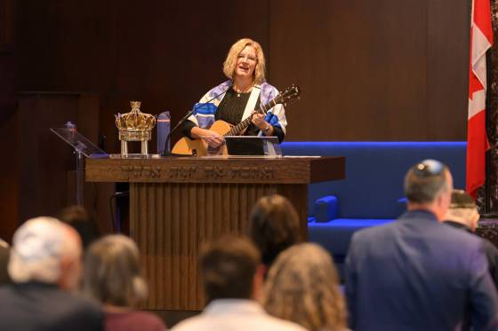 Cantor Leslie Emery leads the audience in song during a joint interfaith service with members of Charleswood United Church at Shaarey Zedek Synagogue. (Mike Sudoma / Free Press)