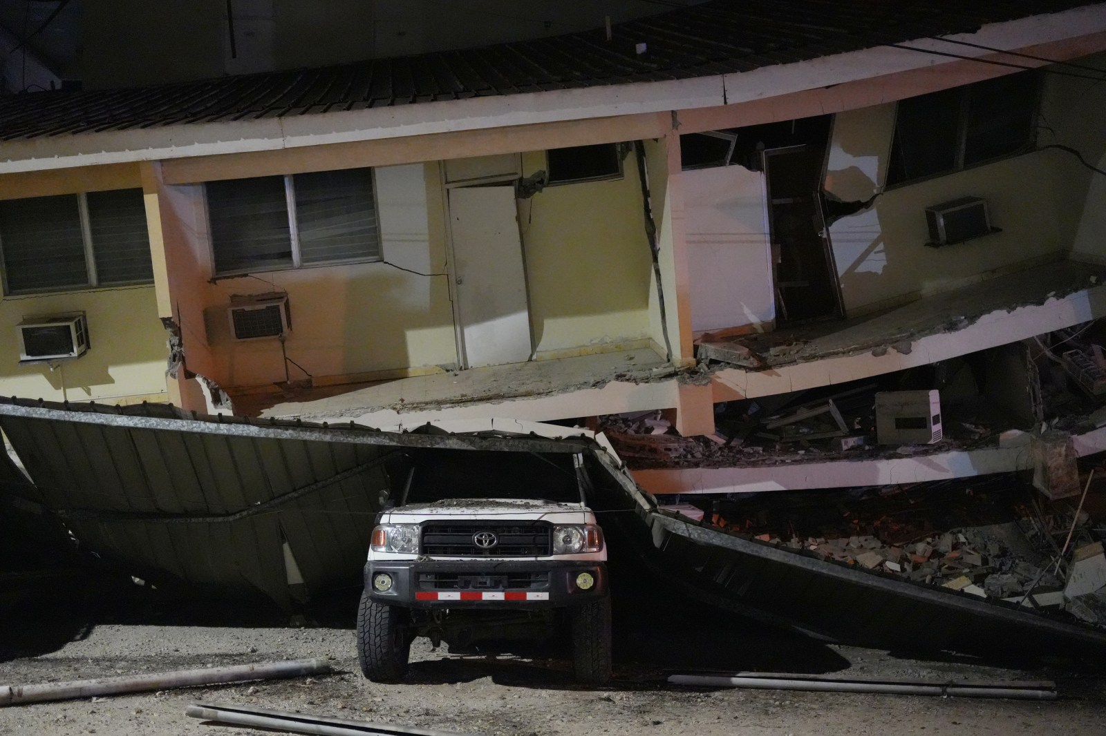 Panama quake aftershocks force residents onto streets
