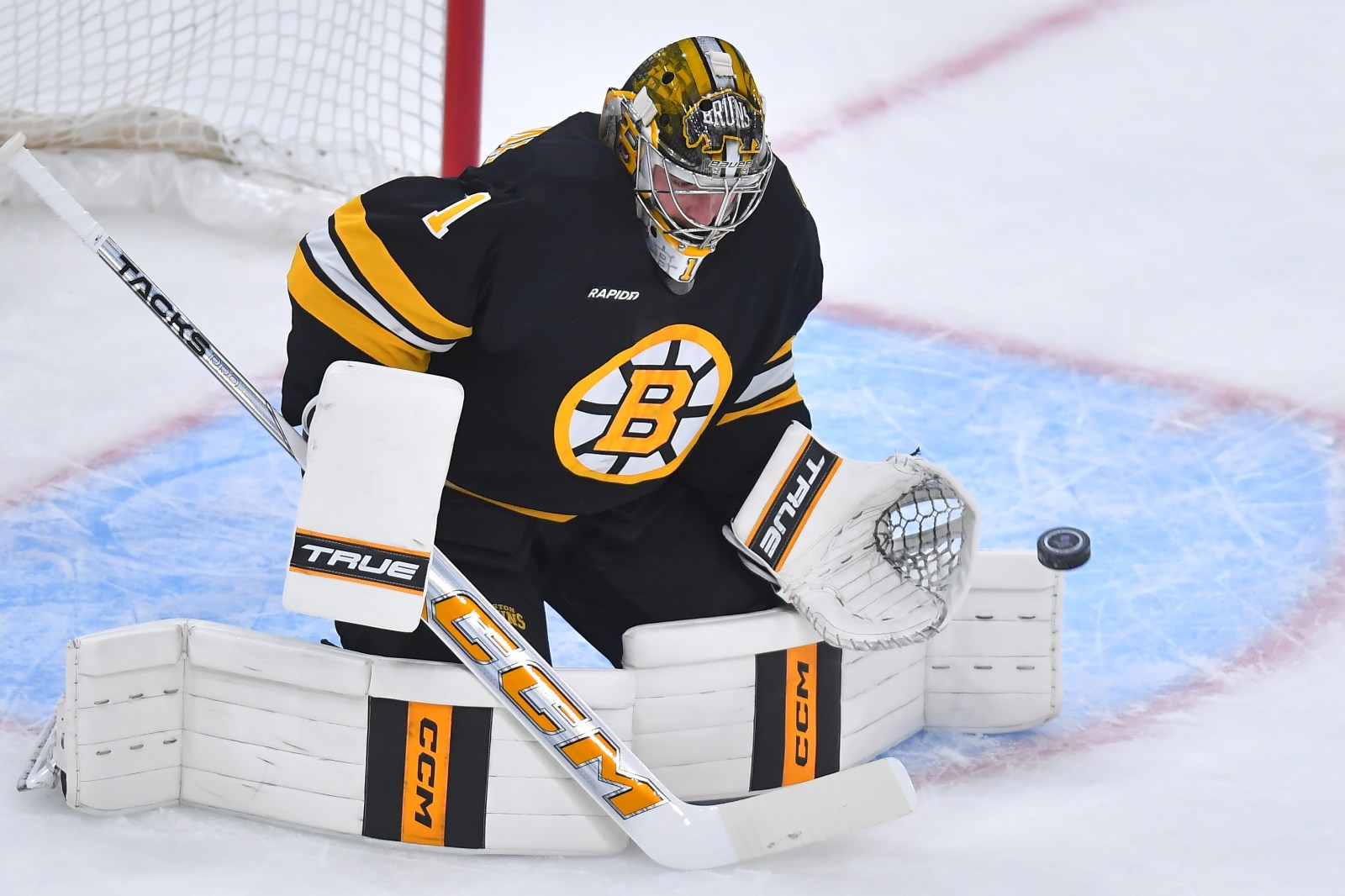 Bruins defeat winless Flyers 5-1 as Fraser Minten records goal and two assists
