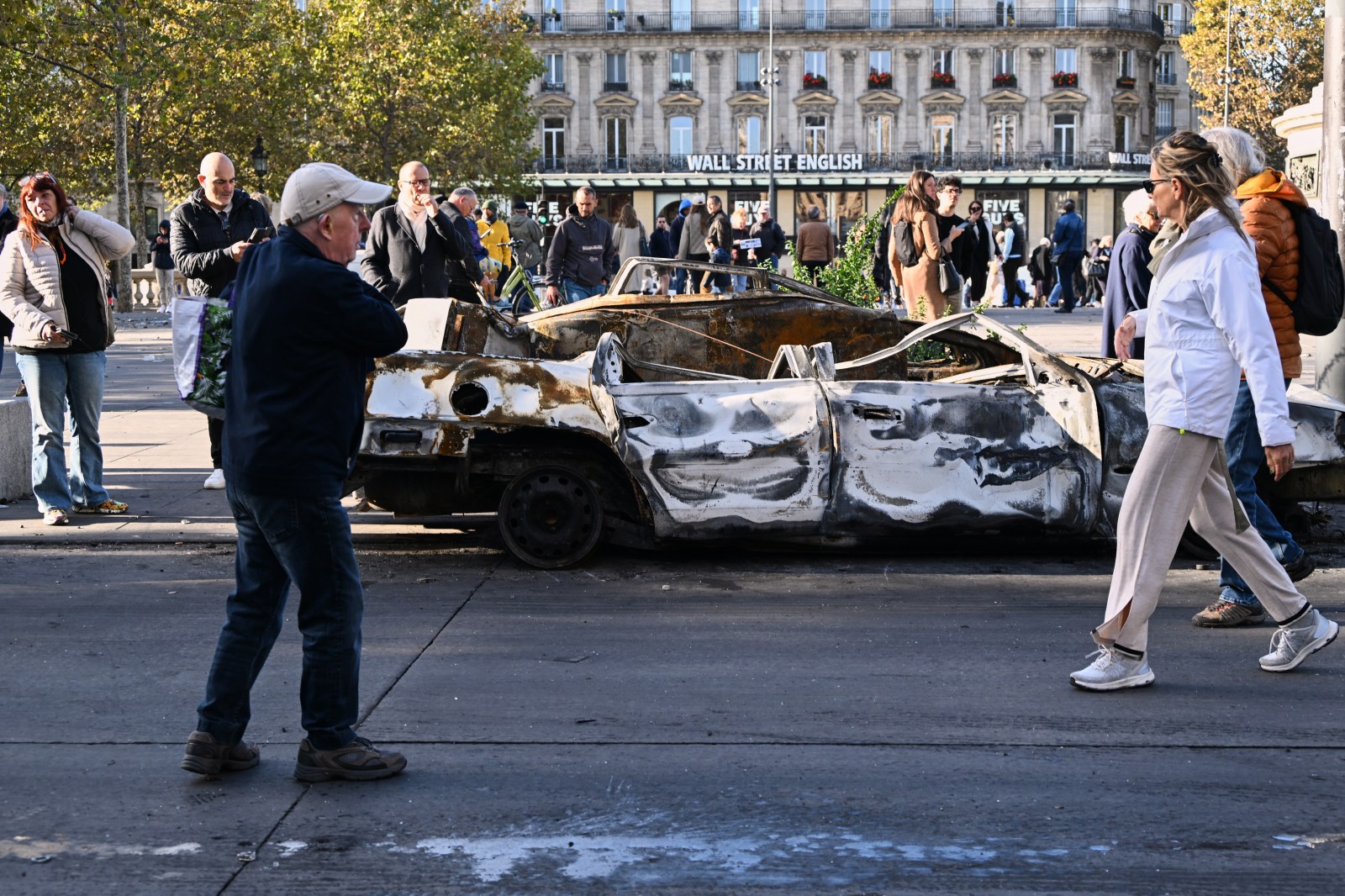 Paris police report 855 arrests after violent clashes and looting during protests