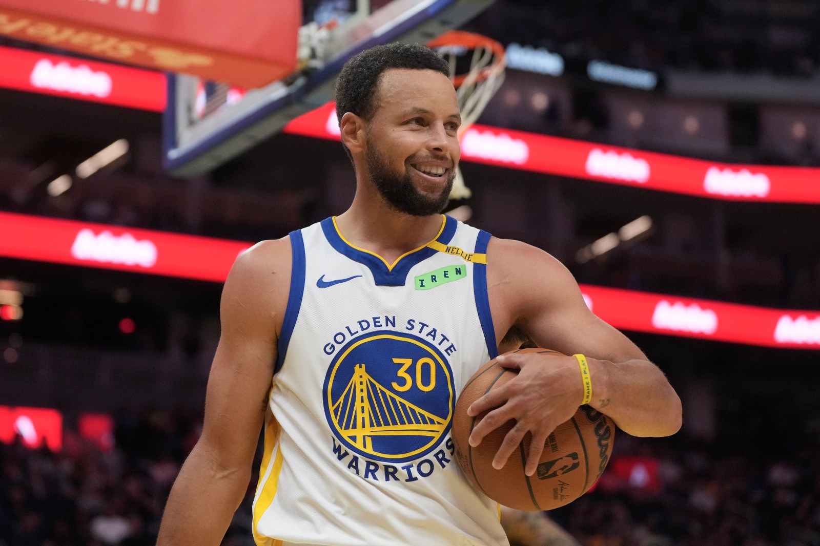 Curry limps off after ankle tweak at Warriors fan practice