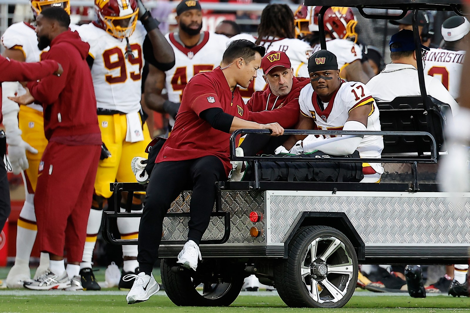 Terry McLaurin carted off with knee injury in first quarter vs. 49ers