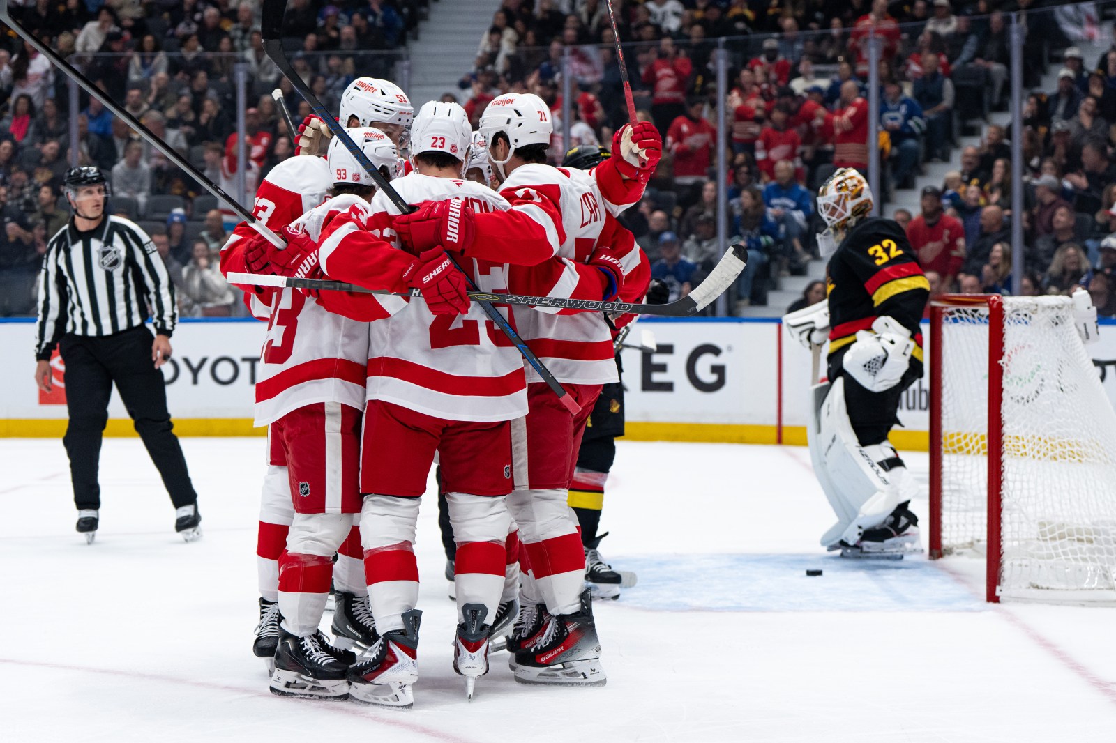 Raymond scores two, Red Wings smother Canucks for 5-2 win